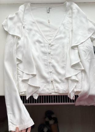 Блуза nelly сорочка рубашка с воланами біла з рюшами на ґудзиках вільного крою4 фото