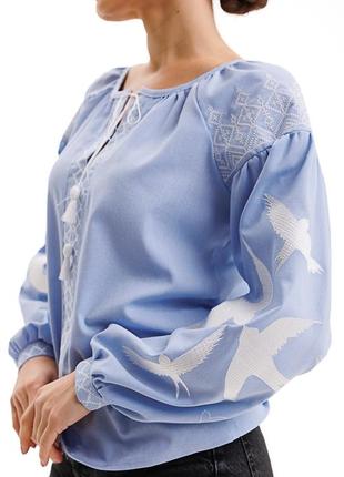Блакитна вишиванка жіноча з ластівками9 фото