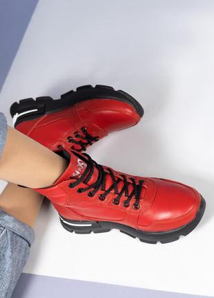 Женские зимние ботинки красного цвета4 фото