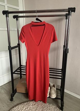 Чкрвона сукня у рубчик