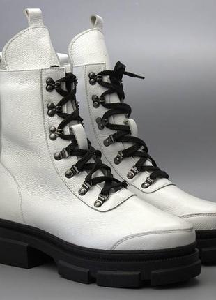 Білі жіночі черевики на хутрі .