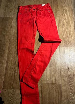 Червоні джинси1 фото
