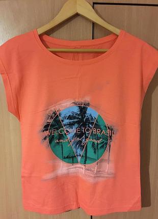 Яскрава футболка