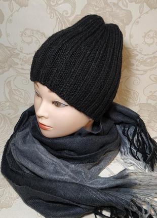 В'язана жіноча шапка ручної роботи