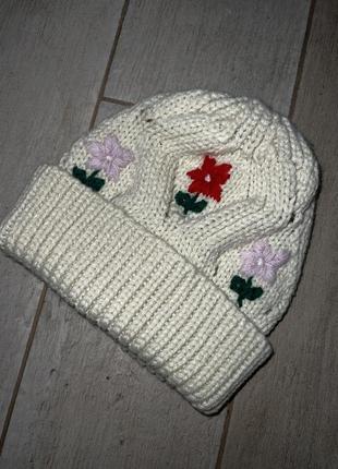 Белая вязаная шапка ,вышивка,цветы1 фото