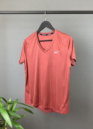 Жіноча футболка nike оригінал з нових колекцій.