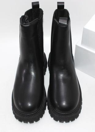 Ботинки женские зимние по бокам вставки
теплые в черном цвете3 фото