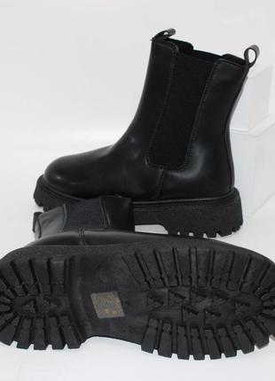 Ботинки женские зимние по бокам вставки
теплые в черном цвете6 фото