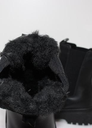 Ботинки женские зимние по бокам вставки
теплые в черном цвете5 фото