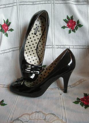 Супер туфлі лакові,р. 38-290грн.