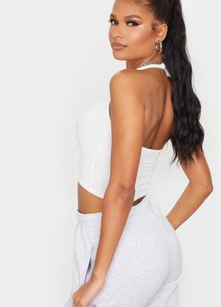 Белый топ майка кроп топ prettylittlething