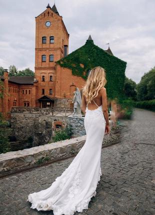 Весільна сукн з відкритою спиною і шлейфон у стилі бохо, рустік, лляна.