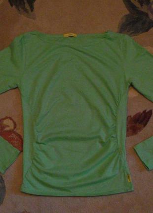 Симпатична спортивна футболка салатового кольору з довгим рукавом1 фото