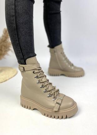 Зимові жіночі шкіряні черевики берці з хутром натуральна шкіра зимні ботинки беж бежеві теплі і зручні кожа мех з декоративною пряжкою7 фото