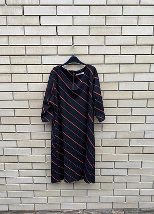 Класична чорна сукня по коліно