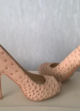 Гарні світлі туфлі на шпильці 39р