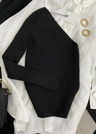 Топ в рубчик з одним рукавом.