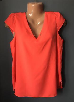 Блуза кораллового цвета с металлическим украшением2 фото