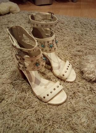 Босоножки фирма attizzare.