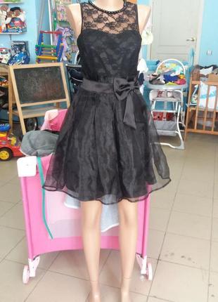 Платье черное с пышной юбкой