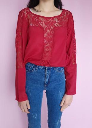Блузка бордовая с  гипюровой вставкой посередине на рукавах