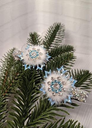 Заколки з стразовими сніжинками