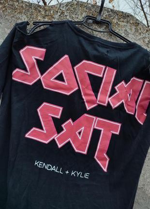 Брутальна футболка kendall+kylie x ovs рвані плечі рокерська байкерська бунтарська футюлока/майка4 фото