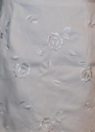 Юбка прямая белая костюмная в вышитые цветы, kaleidoscope3 фото
