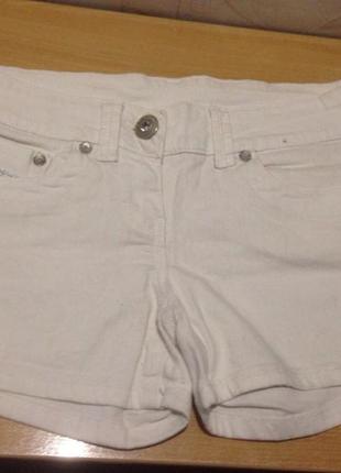 Актуальные белые шорты