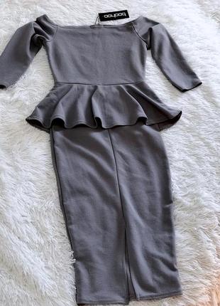 Шикарне сіре плаття з воланом boohoo5 фото