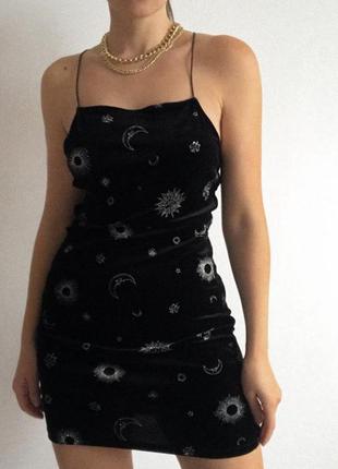 Чорна міні сукня з відкритою спиною