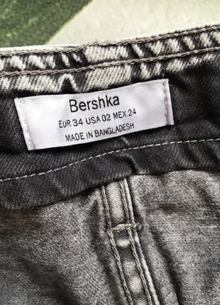 Стильные джинсы mom, с поясом, от bershka. 34 евро, сост. новых3 фото