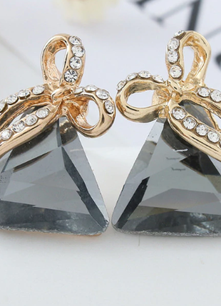 Жіночі сережки трикутники з сірими каменями код 15361 фото