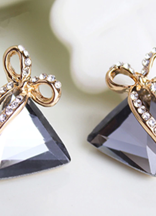 Жіночі сережки трикутники з сірими каменями код 15362 фото