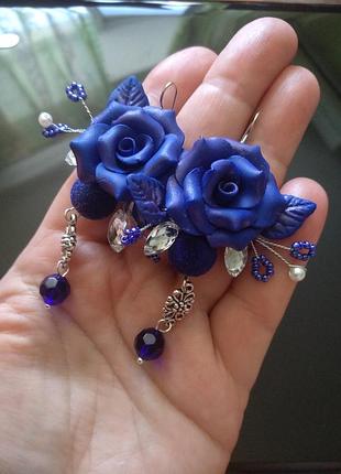 Длинные серьги с синими розами из полимерной глины и синим стеклом