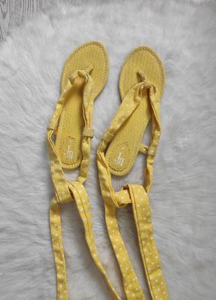 Жовті сандалії босоніжки шльопа без підбора зі шнурівкою зав'язками в горошок zara