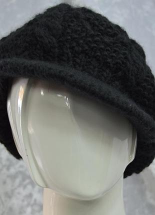 Женская вязаная кепка с козырьком