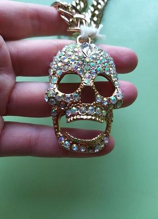 Череп с подвижной челюстью украшенный камнями