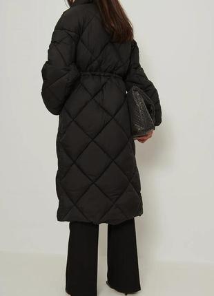 Крутое брендовое пальто na-kd стеганое черное2 фото