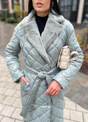 Стёганое пальто с меховым воротником цвета индиго6 фото