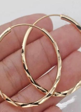 Женские серьги- кольца с резными линиями в золотом цвете3 фото