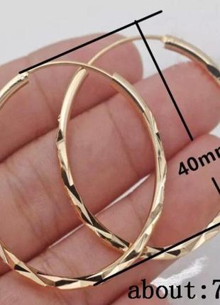 Женские серьги- кольца с резными линиями в золотом цвете4 фото