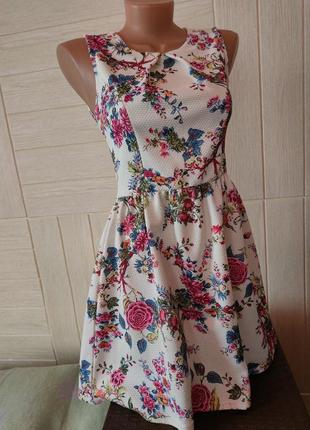 Ніжне щільне плаття в квітковий принт1 фото