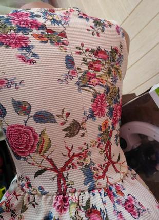 Ніжне щільне плаття в квітковий принт3 фото