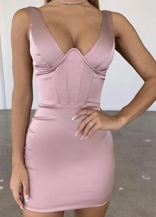 Платье в пудрово-розовом цвете