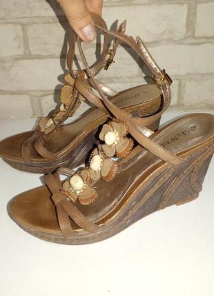 Босоножки кожаные на танкетке  40 размер