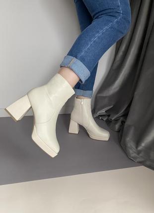 Ботинки бежеві на широкому каблуку