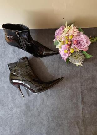 Лакові ботильйони, класика, гострий носок