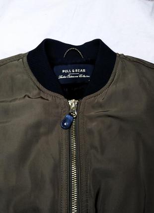 Стильна весняна куртка бомбер alpha industries style pull and bear жіноча модна на весну мілітарі хакі7 фото