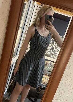 Сіра коротка сукня в полоску5 фото